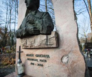 Kraków pamięta. Na grobie Marka Grechuty zawsze palą się znicze. Jeden szczegół jego grobu chwyta za serce