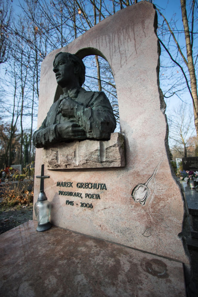 Kraków pamięta. Na grobie Marka Grechuty zawsze palą się znicze. Jeden szczegół jego grobu chwyta za serce