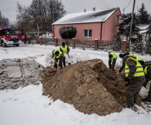 Płock. ALARM POWODZIOWY na Wiśle! Rzeka zalała DK nr 62! Na miejscu strażacy [ZDJĘCIA, RELACJA]