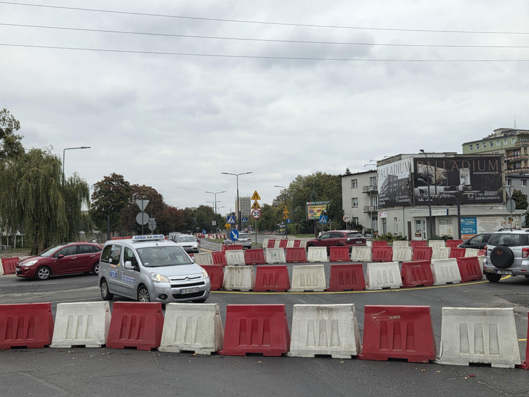Tak się teraz jeździ na osiedlu Leśnym. Utrudnienia dla kierowców i pasażerów!