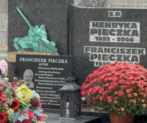 Fani „Rancza” od razu go rozpoznają. Niezwykły detal na grobie Franciszka Pieczki