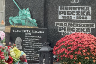 Fani „Rancza” od razu go rozpoznają. Niezwykły detal na grobie Franciszka Pieczki