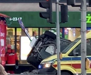 Śmigłowiec ratunkowy na placu Szembeka! Zderzenie samochodów, jeden z nich uderzył w kobietę i dziecko