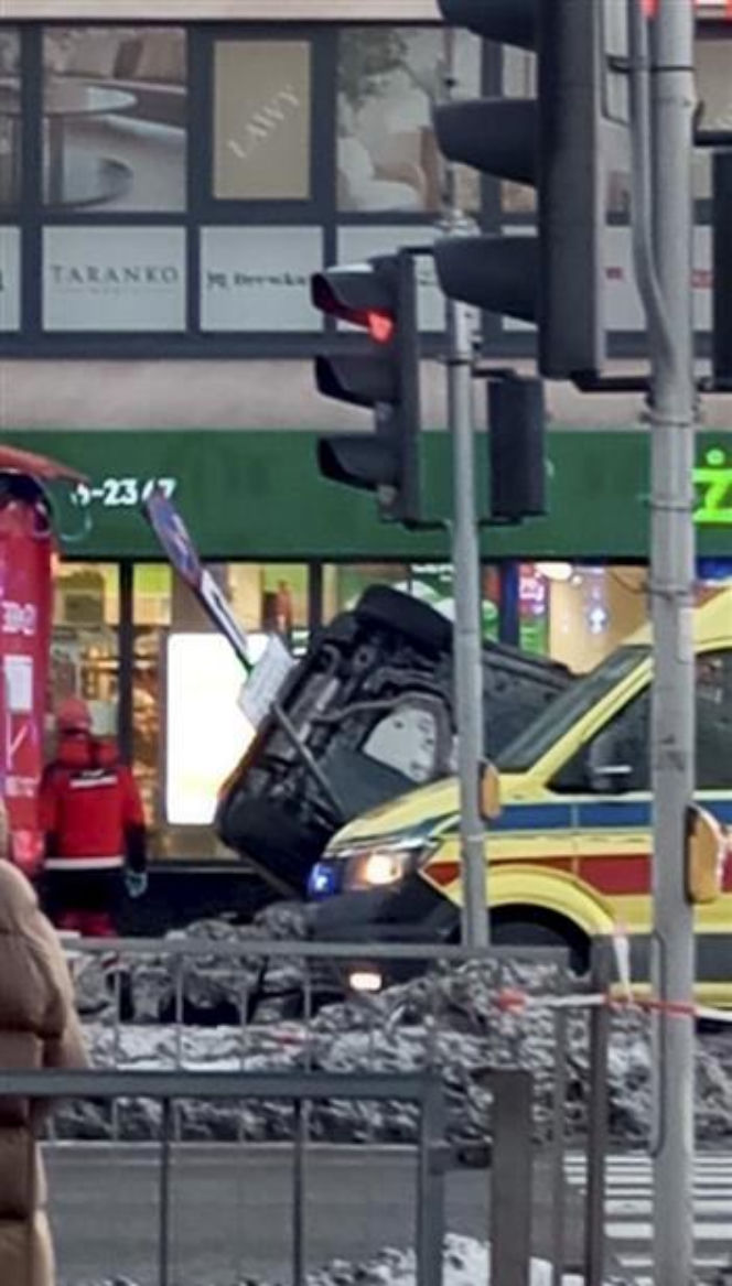 Śmigłowiec ratunkowy na placu Szembeka! Zderzenie samochodów, jeden z nich uderzył w kobietę i dziecko