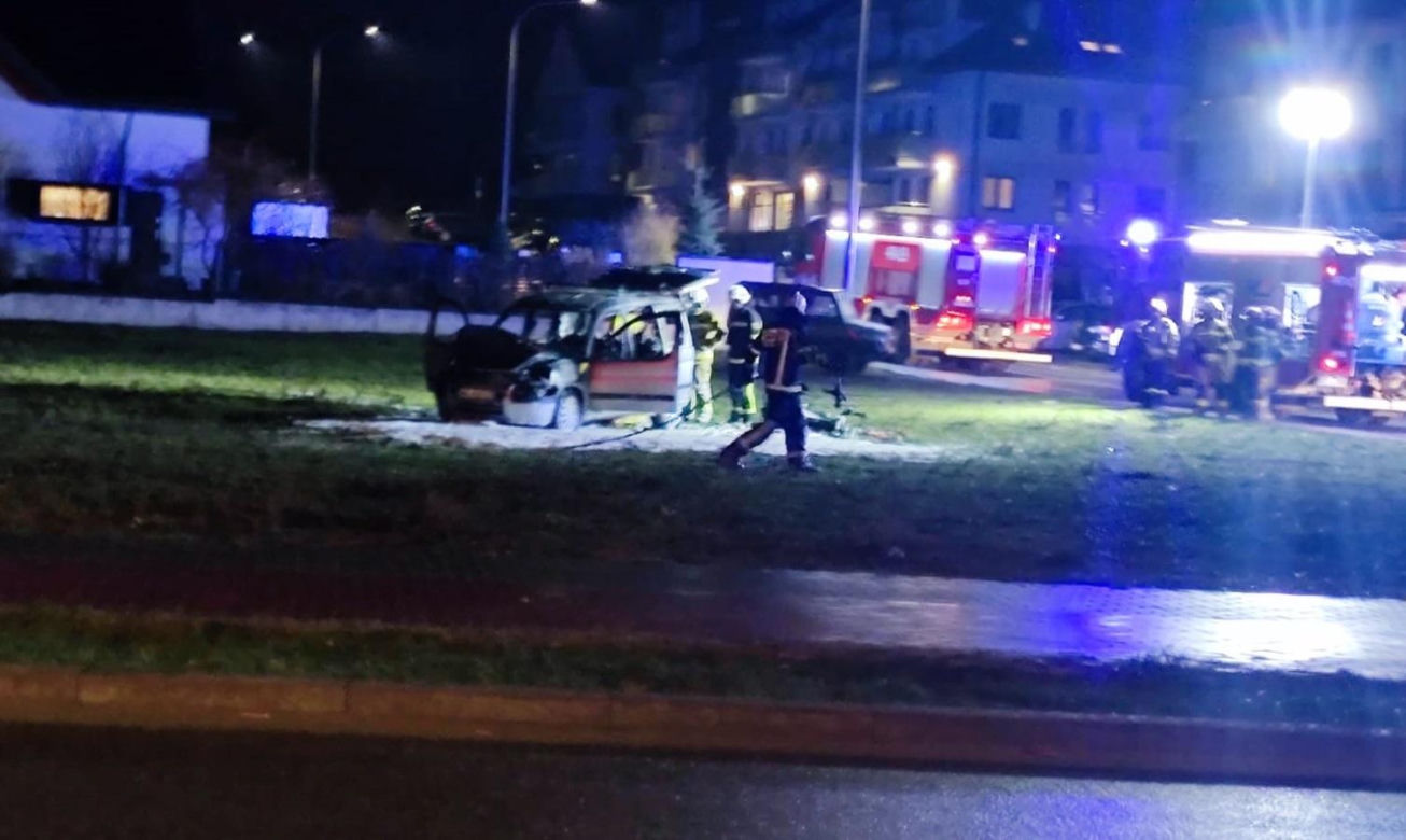 Kolno. Kierowca przeparkował płonący samochód, aby ratować inne auta