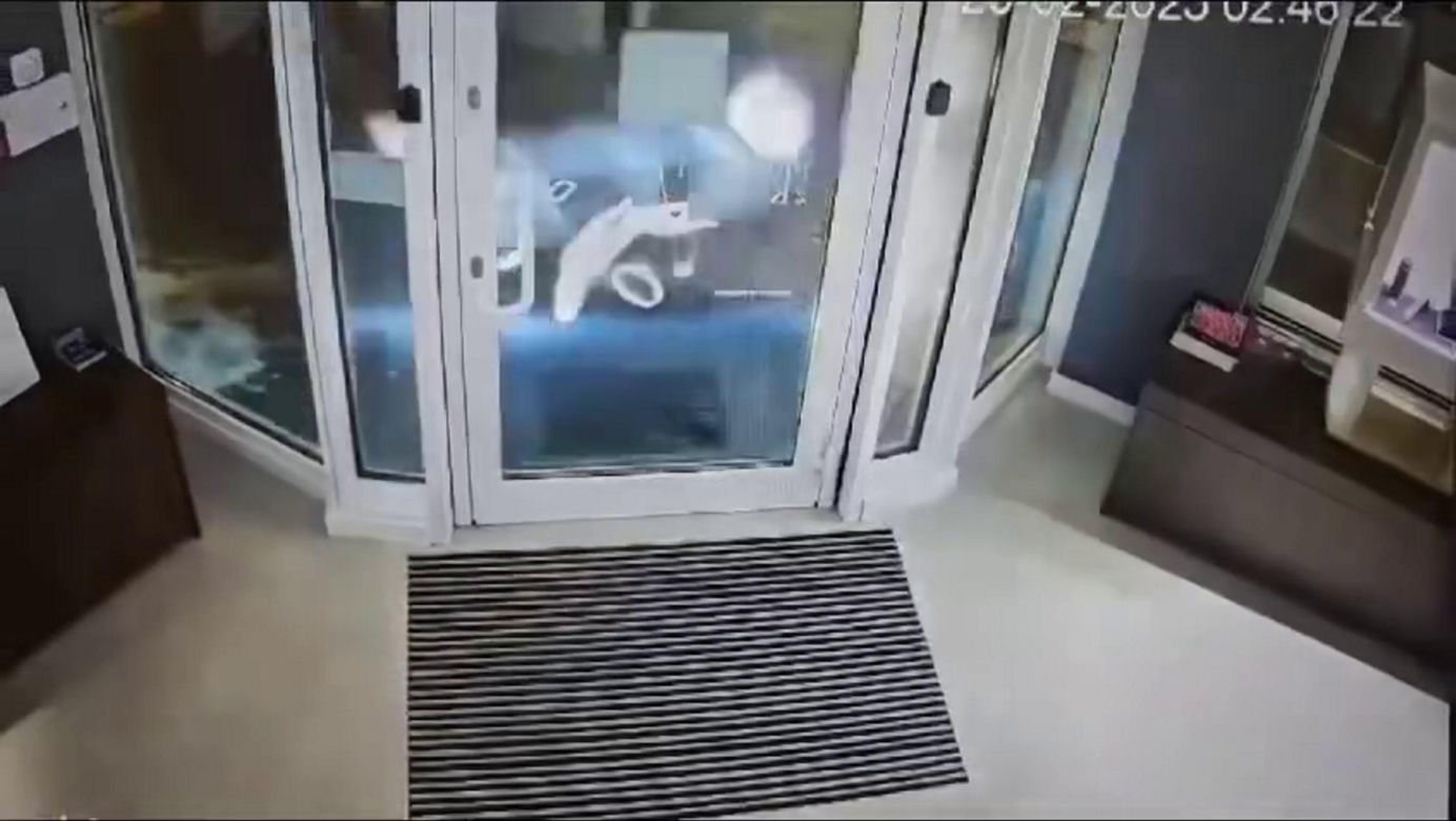 Wjechali autem do jubilera, a potem uciekli z łupem! Jest nagranie z napadu