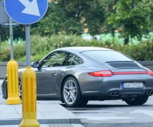 Szok! Jeździ Porsche, które zabrał mu prokurator