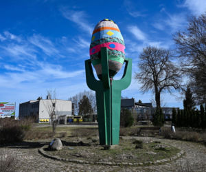 Pomnik Ziemniaka w wielkanocnej odsłonie