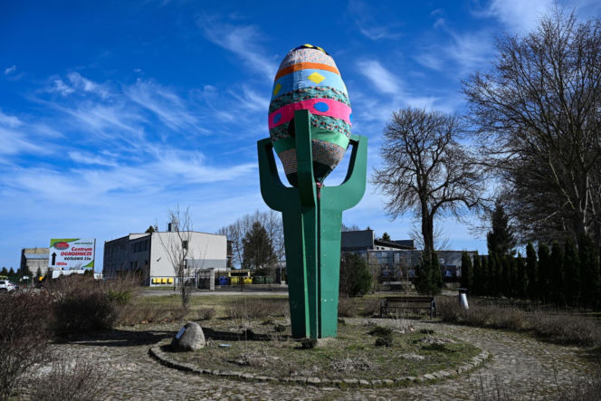 Pomnik Ziemniaka w wielkanocnej odsłonie