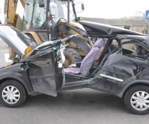 Przerażający wypadek w Bystrzycy. Stalowy hol przeciął auto na pół