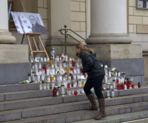 Lublin: Flaga miasta opuszczona do połowy masztu. W południe wybrzmiała „Cisza”