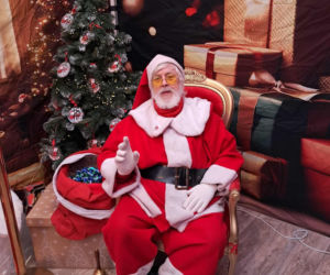 Święty Mikołaj Biedronki odwiedził świętokrzyskie miasto. Zobaczcie co działo się w wiosce przed sklepem