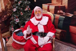 Święty Mikołaj Biedronki odwiedził świętokrzyskie miasto. Zobaczcie co działo się w wiosce przed sklepem