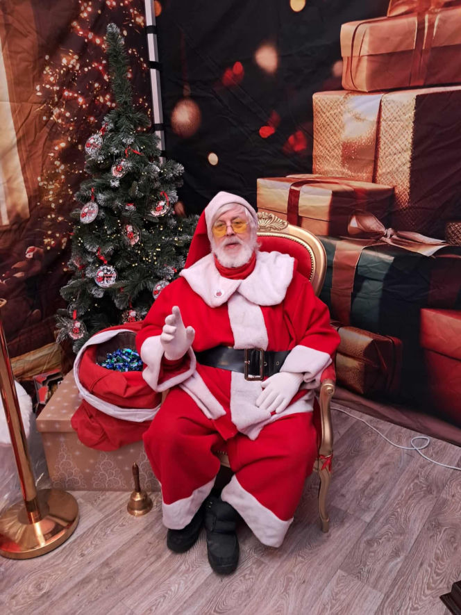 Święty Mikołaj Biedronki odwiedził świętokrzyskie miasto. Zobaczcie co działo się w wiosce przed sklepem