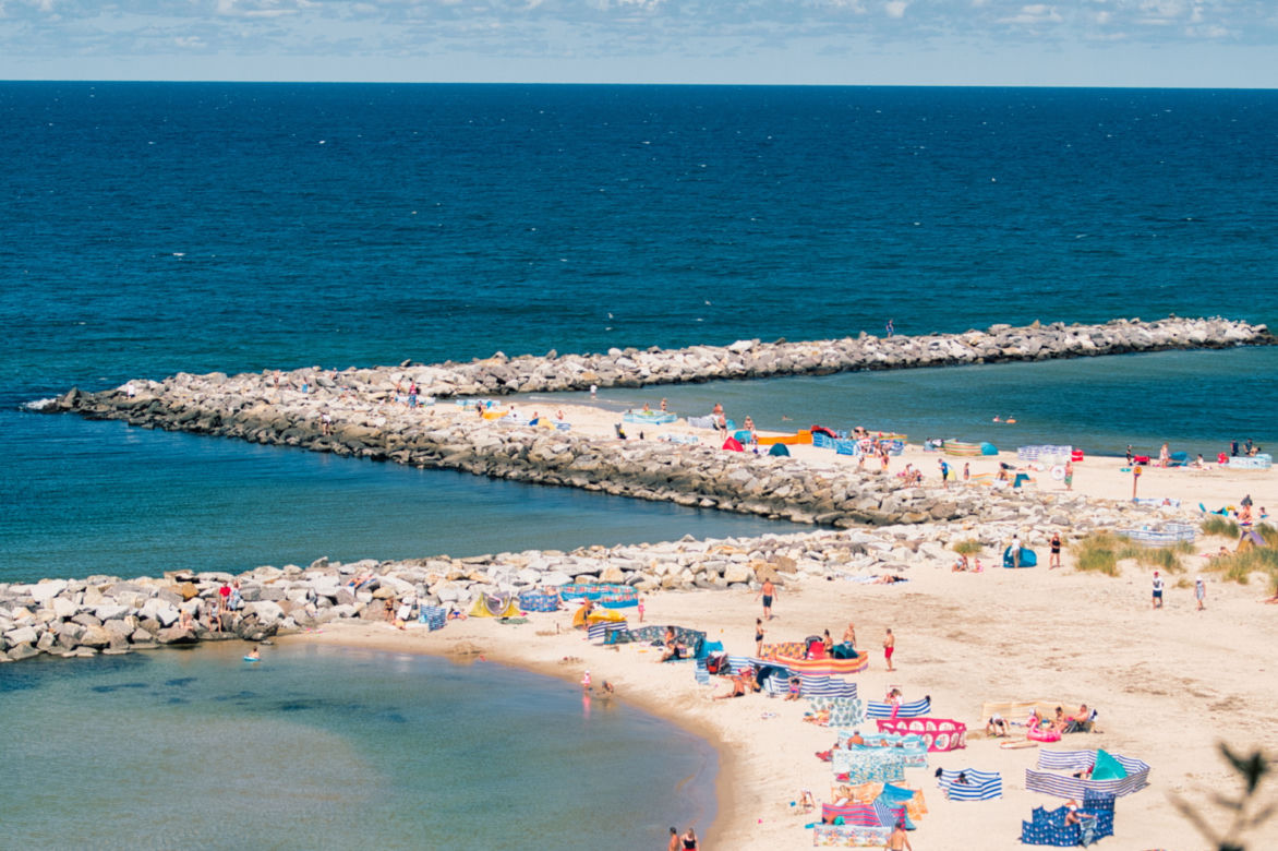 Wjazd samochodem lub quadem na plażę – mandat do 500 zł, a jeśli dojdzie do zniszczenia wydm lub roślinności, kara może wzrosnąć nawet do 5 tys. zł.