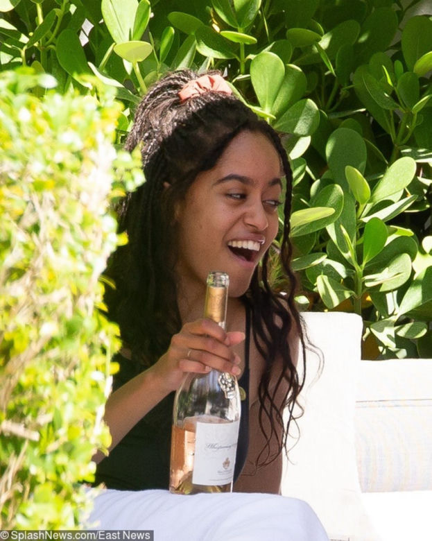 Malia Obama pije szampana z koleżankami