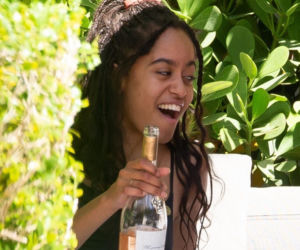 Malia Obama pije szampana z koleżankami