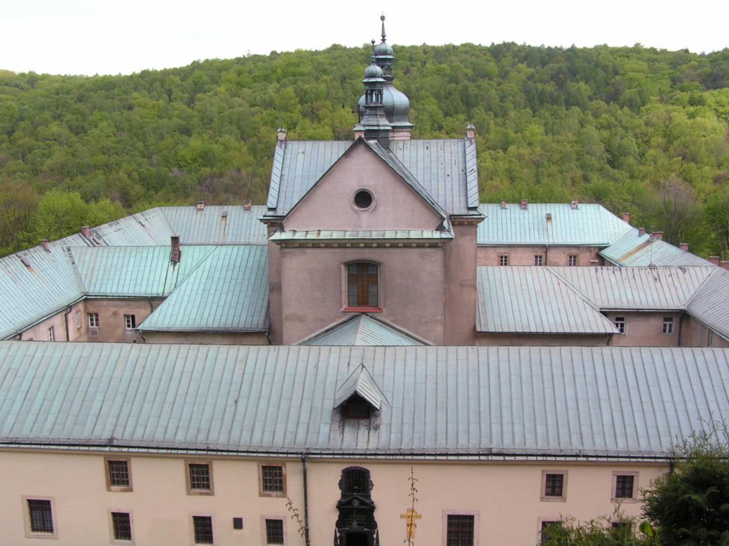 Ten klasztor pod Krakowem przez lata był zamkniętą pustelnią, teraz to podwójne sanktuarium. Mieszka w nim 700 nietoperzy