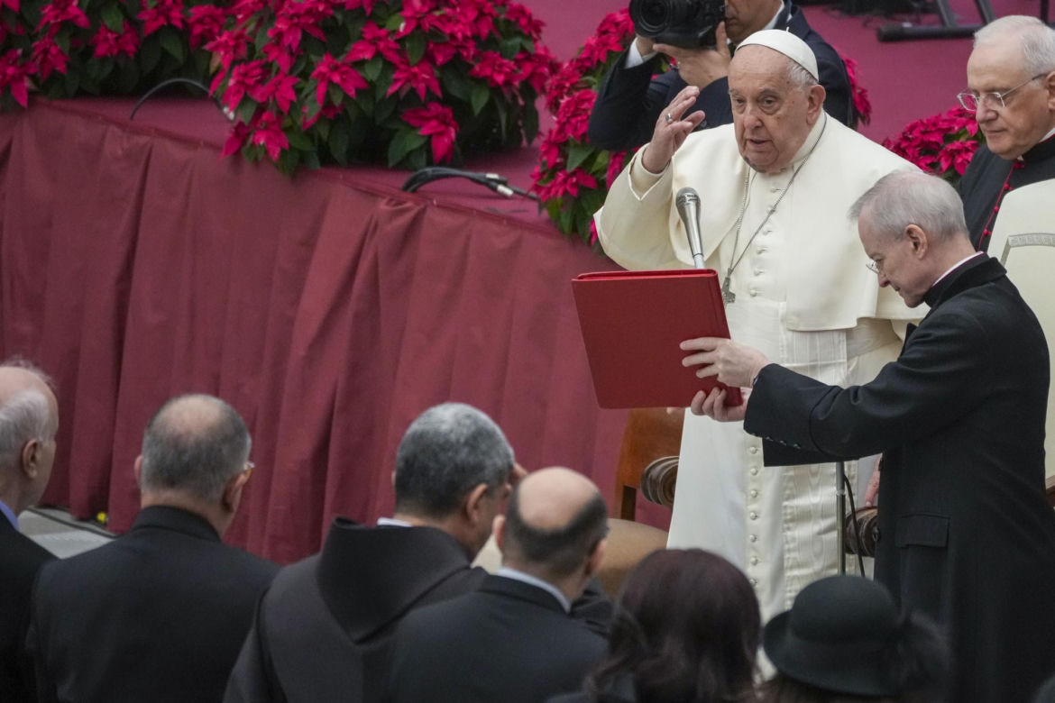  Papież Franciszek z siniakami na twarzy! Co się stało?
