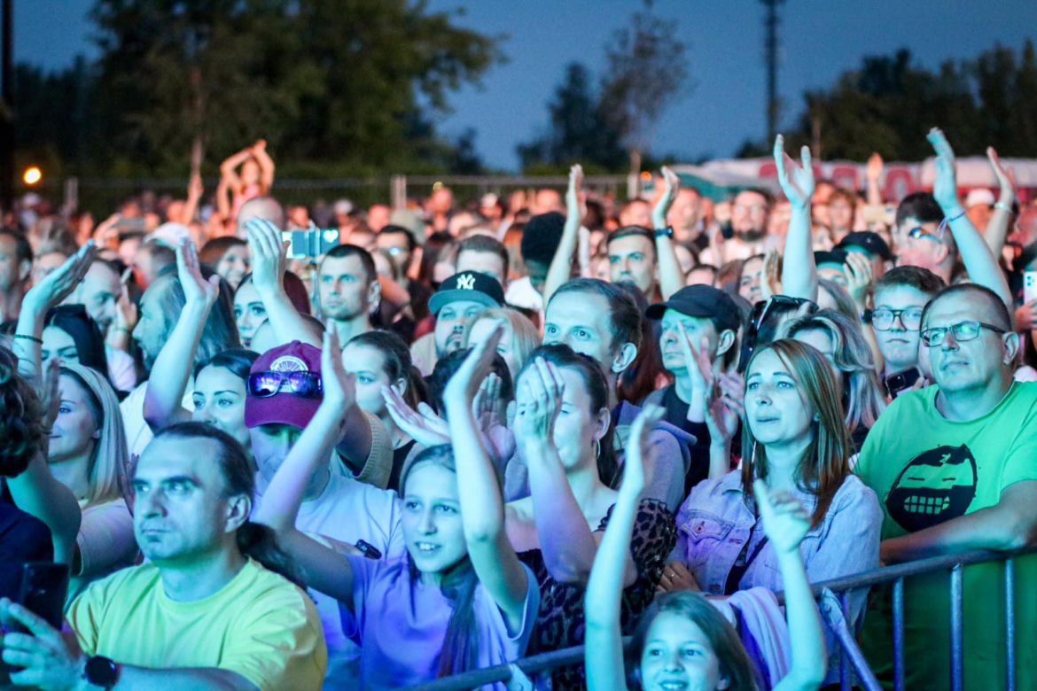 Sosnowiec Fun Festival. Publiczność szaleje przed sceną