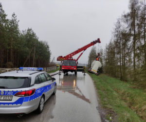 Groźna kolizja w Świciechowie. Do wyciągnięcia z rowu TIR-a potrzebny był ciężki sprzęt. Co tam się stało?