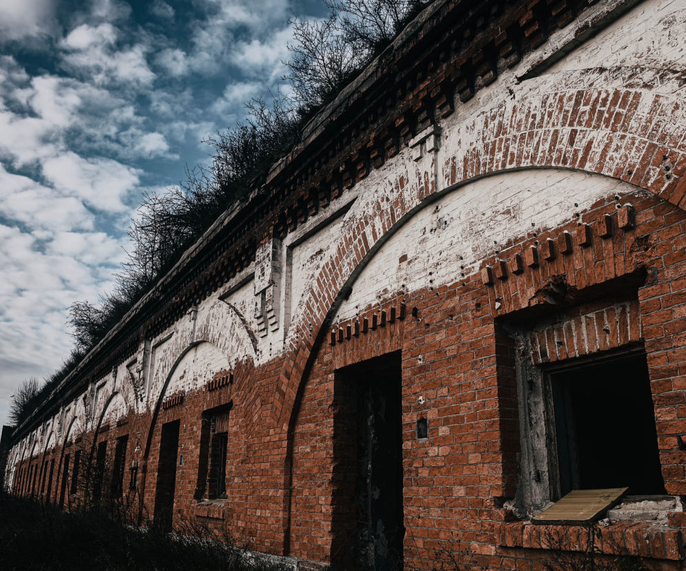 Strachówko. Na przejażdżce poczuli dziwny zapach. Znaleźli mężczyznę z głową oddzieloną od ciała!