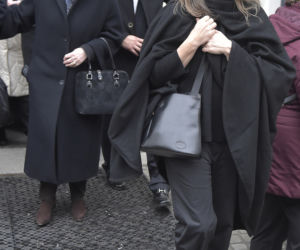 Karolina Wajda na pogrzebie ojca