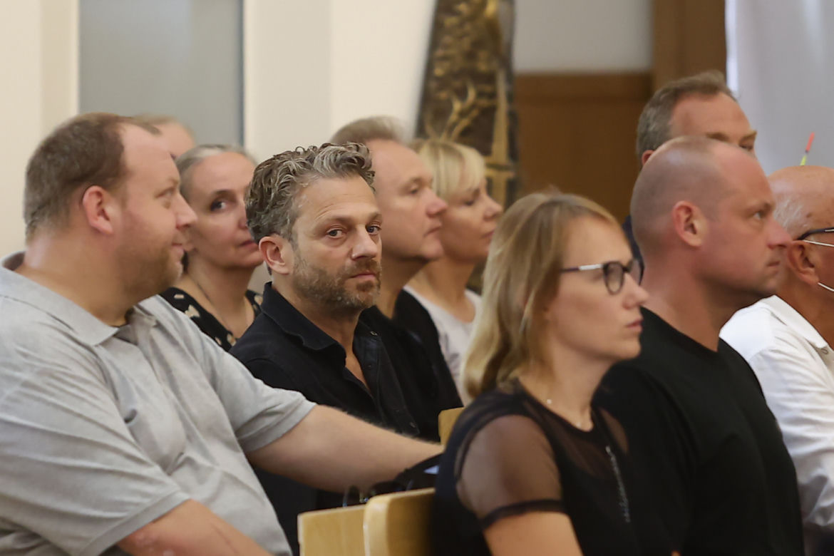 Na pogrzeb licznie stawili się aktorzy Teatru Ateneum mi. Grzegorz Damięcki i Bartłomiej Nowosielskii 