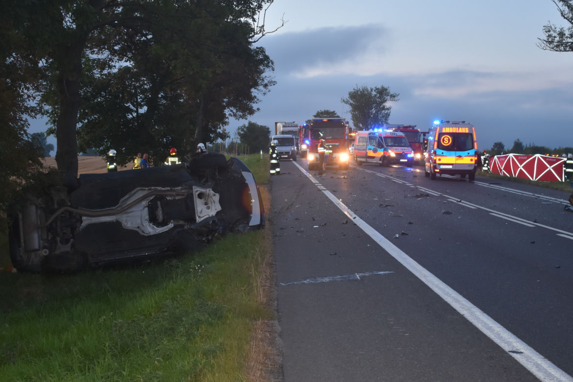 Kierowca ZGINĄŁ, pasażerowie ciężko ranni! Rozerwane auto! ZDJĘCIA z fatalnego wypadku pod Mławą