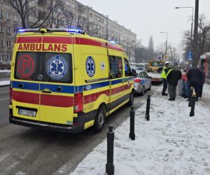 Znany aktor świadkiem kraksy w al. Niepodległości. BMW roztrzaskało zaparkowane auta