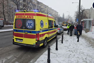 Znany aktor świadkiem kraksy w al. Niepodległości. BMW roztrzaskało zaparkowane auta