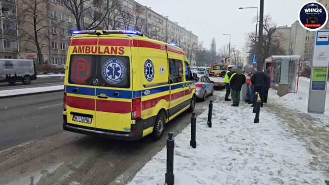 Znany aktor świadkiem kraksy w al. Niepodległości. BMW roztrzaskało zaparkowane auta