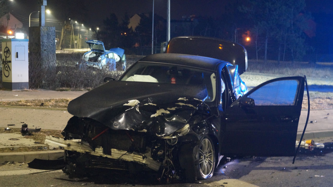 Potworne zderzenie toyoty z BMW w Piasecznie. Pogotowie zabrało rannego