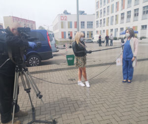 Koncert na parkingu Szpitala Dziecięcego w Olsztynie