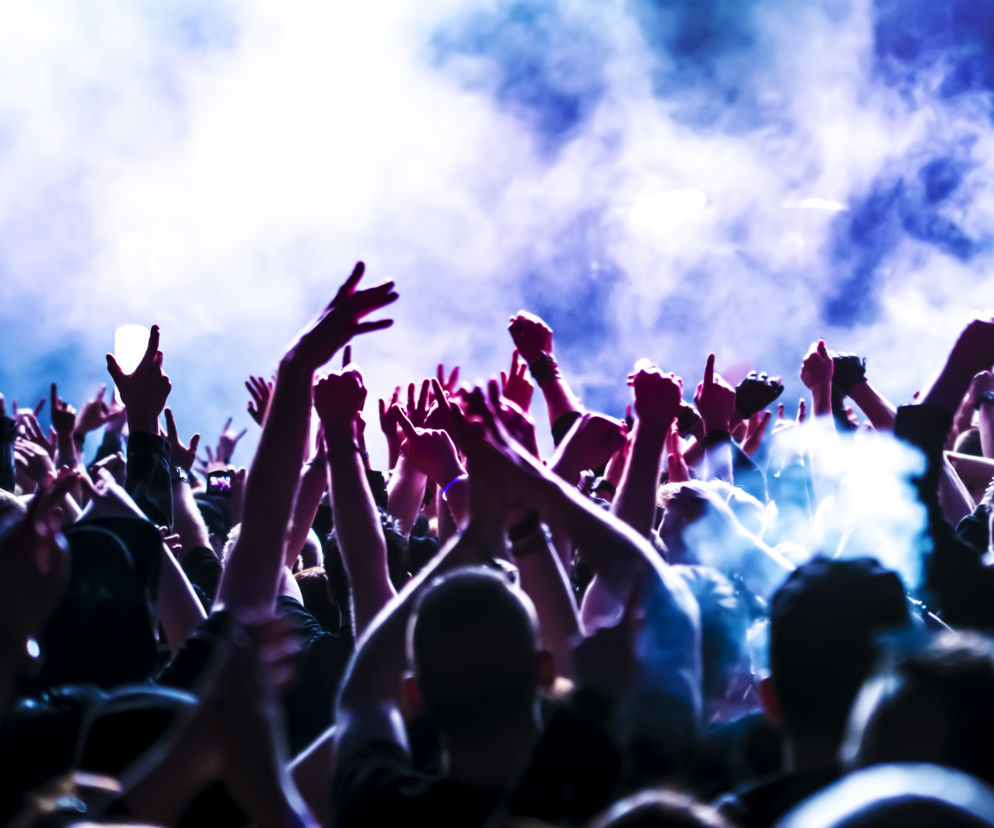 KONCERT.