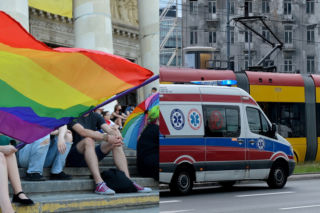 Warszawa: Brutalny atak w stolicy. AKTYWISTA LGBT wepchnięty pod tramwaj! 