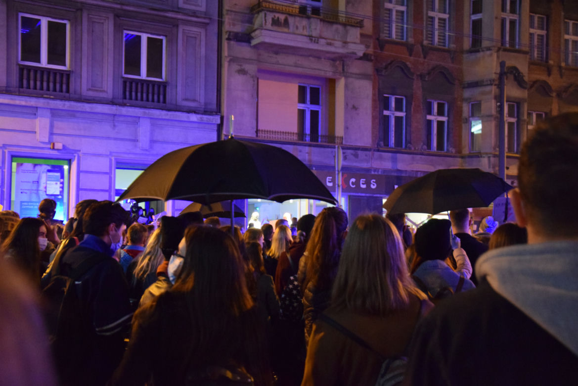 Protest kobiet w Katowicach. Tłumy strajkują przeciwko zakazowi aborcji