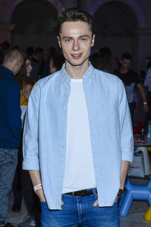 Tak przez lata zmieniał się Patryk Pniewski. Zaczynał jako idol nastolatek w "Pierwszej miłości"