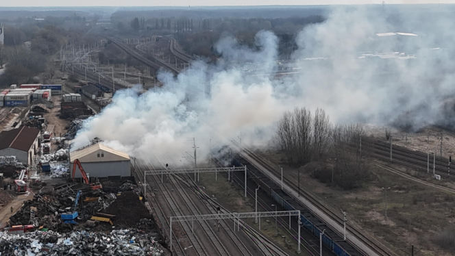 Groźny pożar na Targówku. Trwa akcja gaśnicza