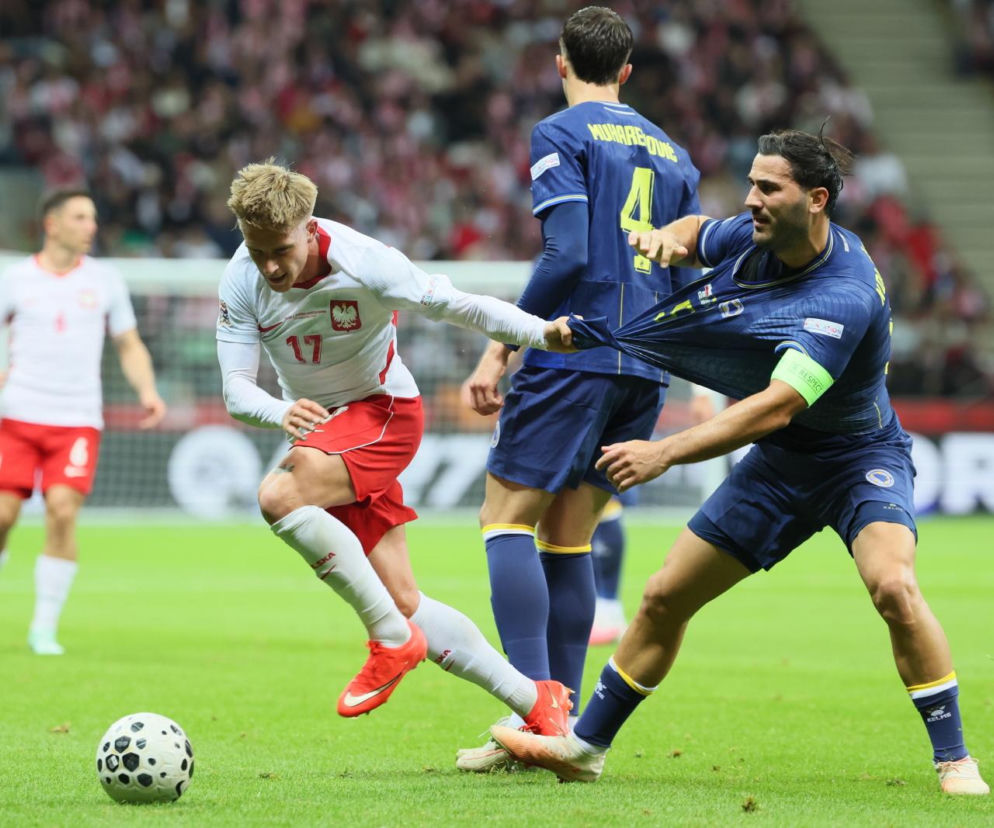 Piłkarz Bośni ciągnie za koszulkę Michała Skórasia podczas meczu. O ocenach kadry przeczytasz na SE Supersport.