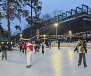 Największe lodowisko pod gołym niebem jest w Małopolsce! Na dzieci czeka Elsa i liczne atrakcje [GALERIA]
