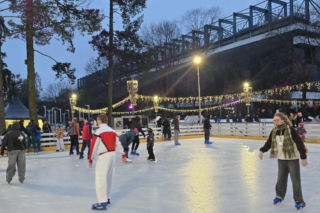 Największe lodowisko pod gołym niebem jest w Małopolsce! Na dzieci czeka Elsa i liczne atrakcje [GALERIA]