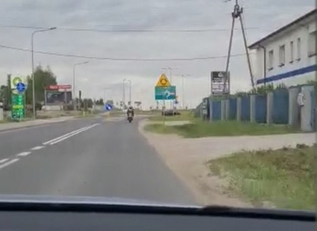 Policyjny pościg za Włochem na motorze. Nie miał prawa jazdy i przejechał na czerwonym