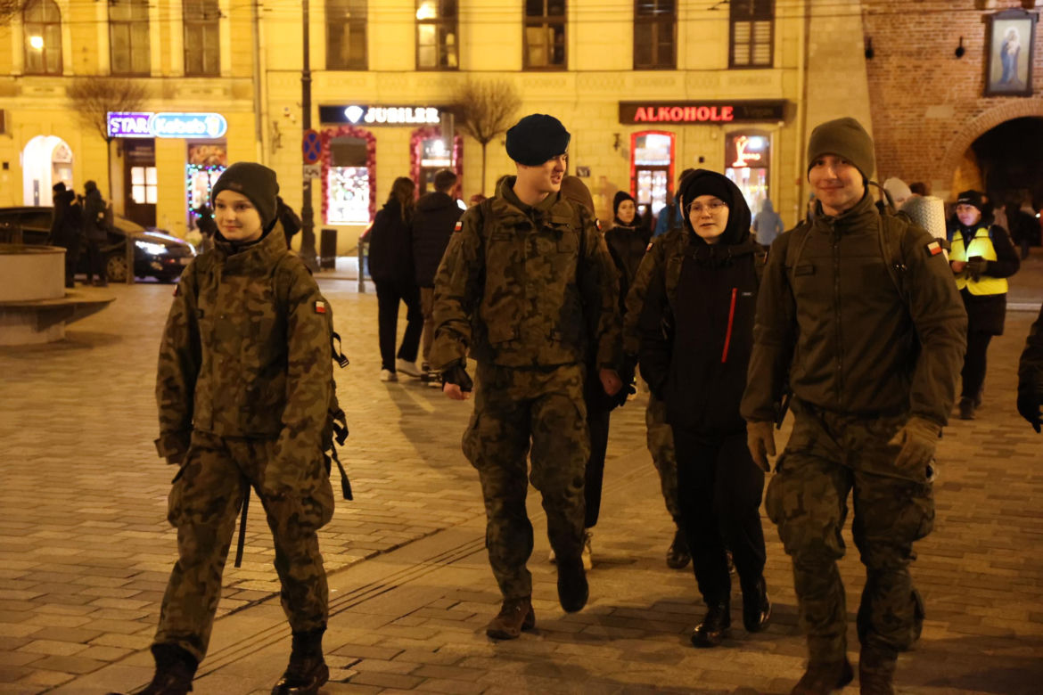 Kilka tysięcy osób w piątkowy wieczór wyruszyło z Lublina w 10. Ekstremalną Drogę Krzyżową