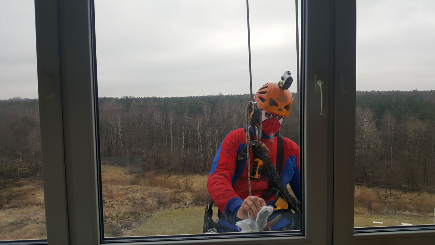 Katowice: Spider Man i Superman myją okna w szpitalu