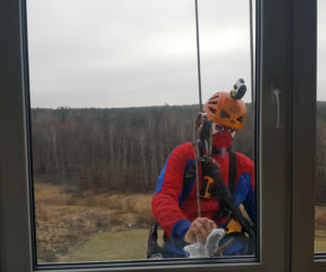 Katowice: Spider Man i Superman myją okna w szpitalu