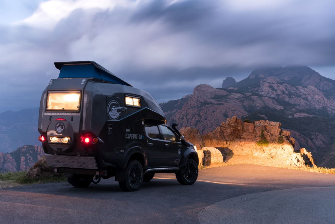 Toyota Hilux Expedition V1 - pick-up i kamper w jednym