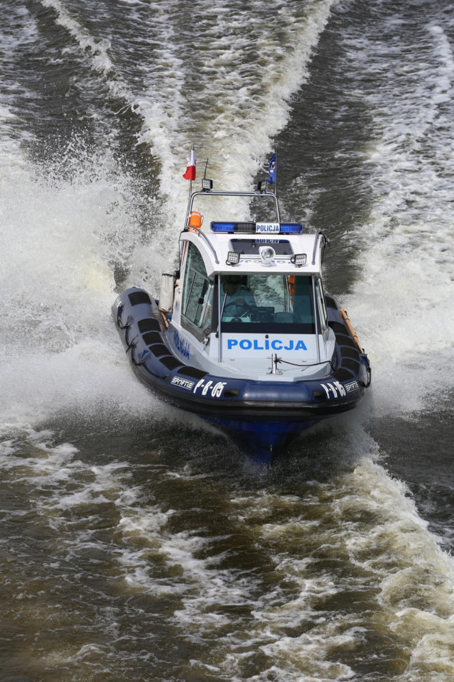 Dramatyczne chwile na Pomorzu. Trwają poszukiwania 35-letniego surfera z Bydgoszczy. Jego deskę znaleziono na plaży