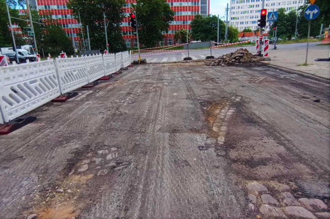 Przedwojenne torowisko tramwajowe na ul. Emilii Plater