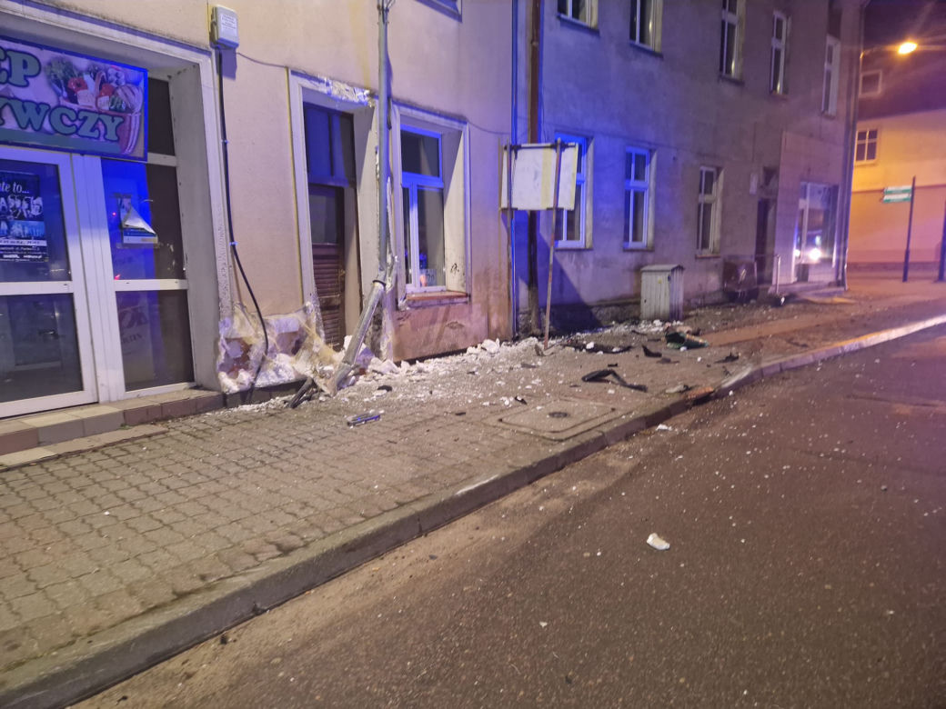 BMW wbiło się w budynek w Barwicach